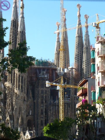 approachingsagradafamilia.jpg